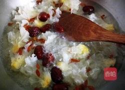 银耳鸡蛋糖水的做法图解3