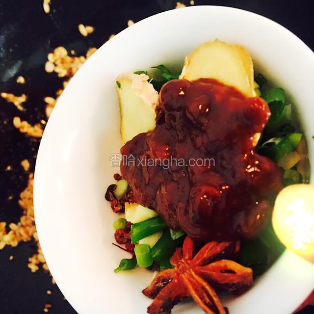 海天豆瓣酱，姜片，八角，蚝油，少许盐，之后再加入冷水一小碗，大火烧开