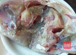 剁椒鱼头的做法图解1