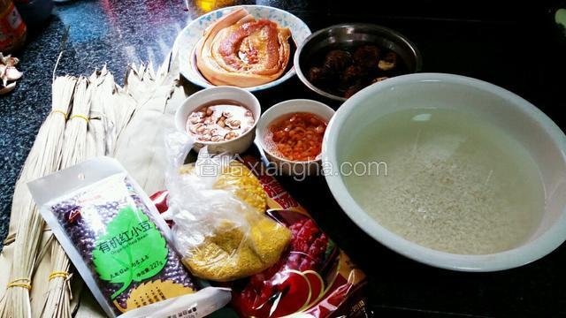 五花肉用料酒，酱油，五香粉，腌制5小时。糯米洗净，泡水5小时。红豆，绿豆，小米，洗净提前泡好。香菇，虾米，提前洗好，浸泡。