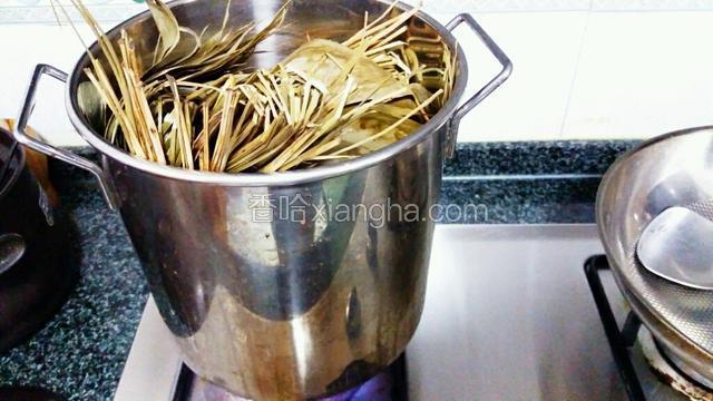 粽叶洗好，用开水消毒。