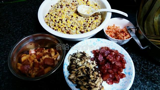 五花肉切块，香菇，腊肠切片，虾米备好