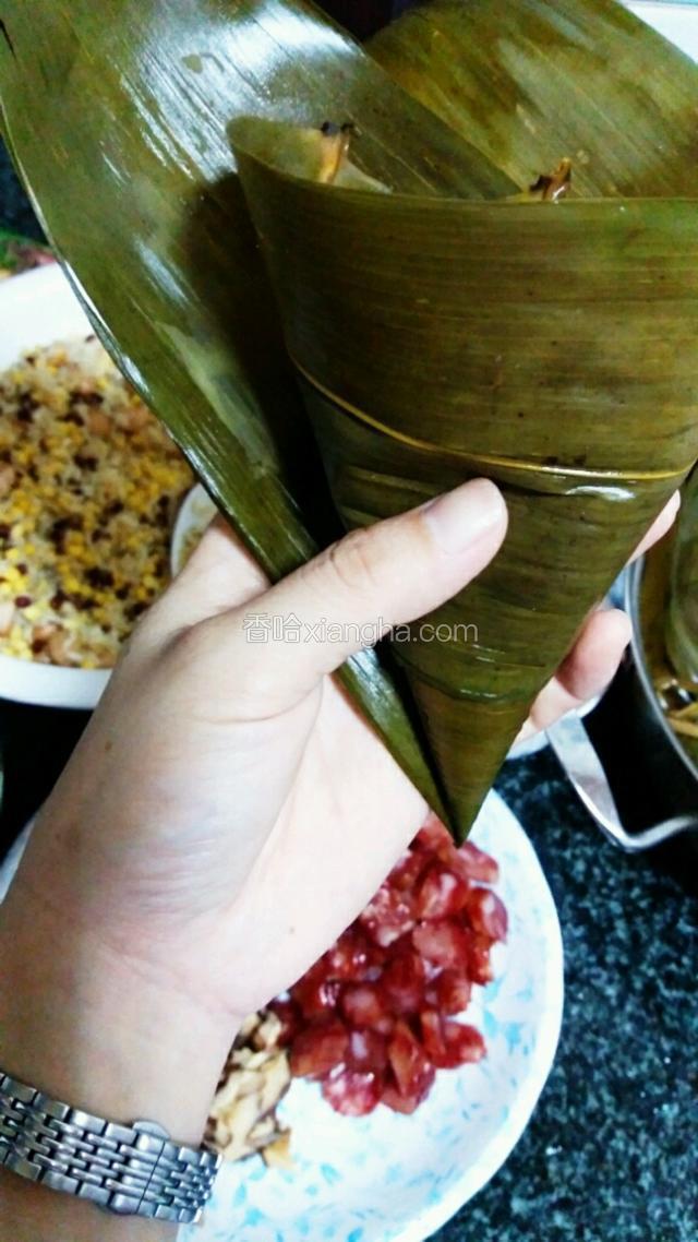 取两片粽叶做成漏斗形状