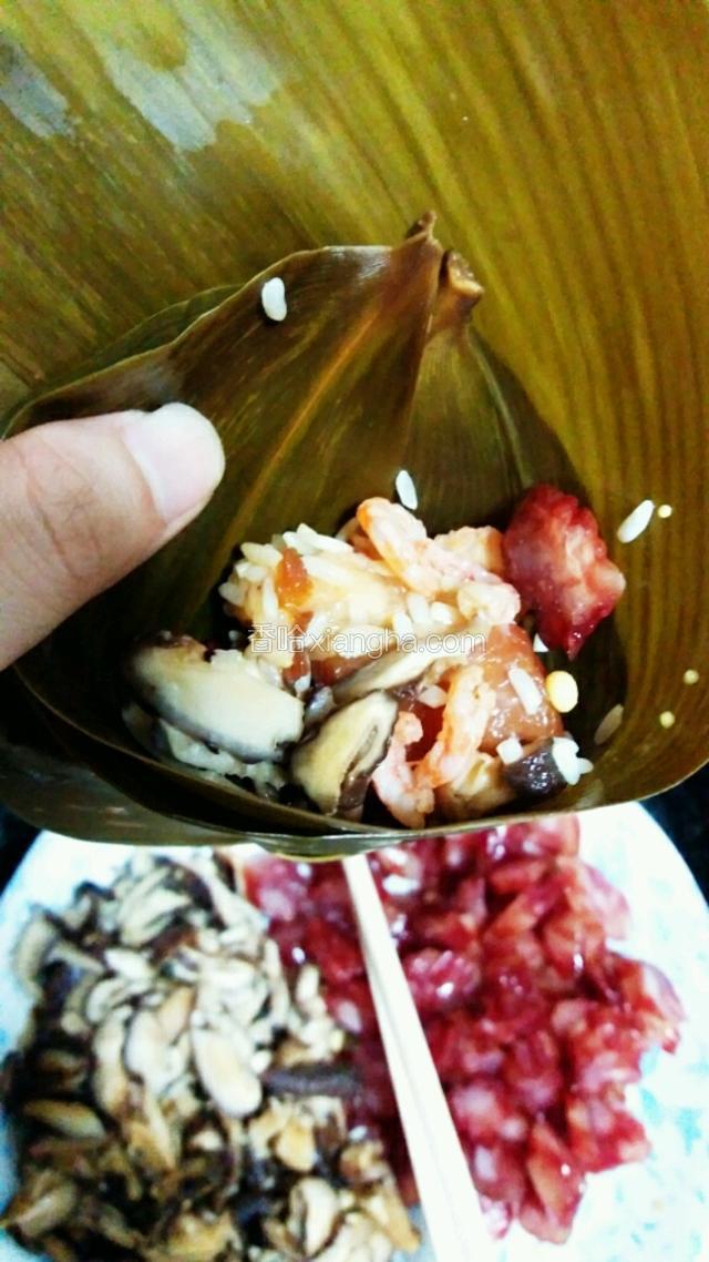 再下一层五花肉，香菇，虾米，腊肠