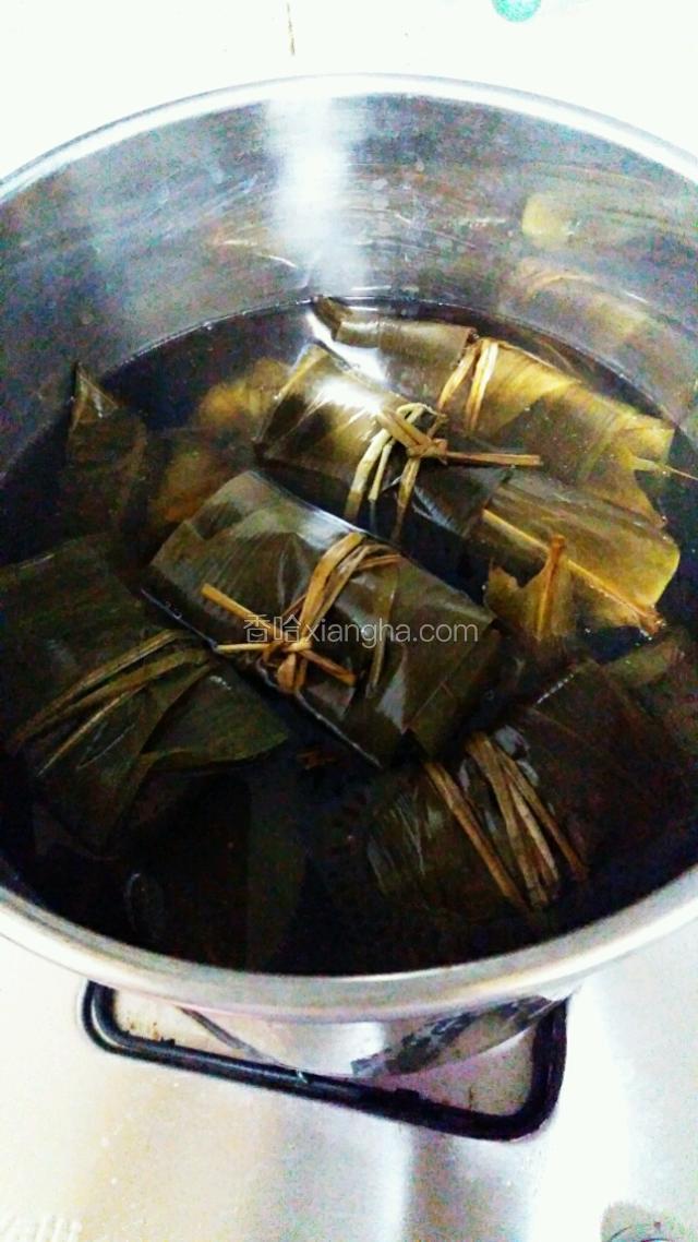 下锅加水煮开，转中火煮2小时