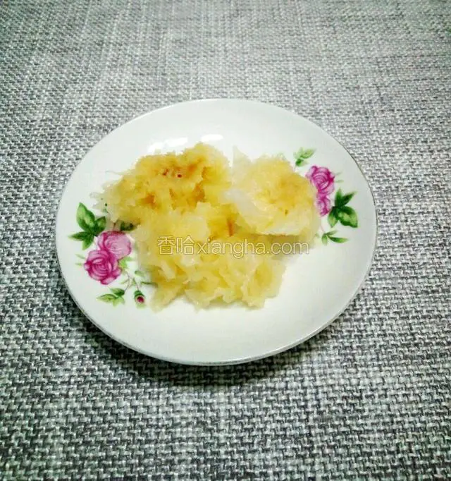 去除银耳上面的黄色蒂