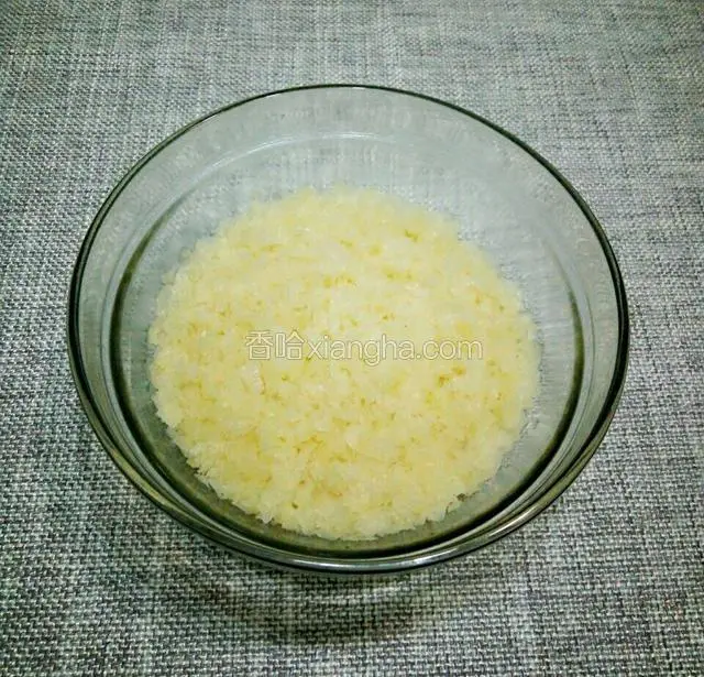 将银耳用刀切碎(大小可根据自己喜好切)