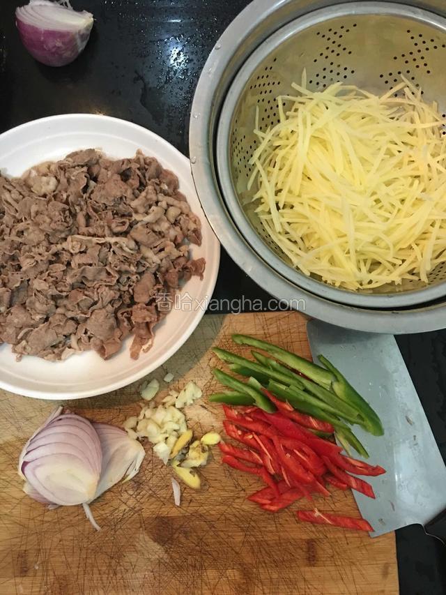 土豆切丝浸泡后沥干水分，羊肉卷过沸水焯一下冲洗干净。洋葱，红辣椒，尖椒，生姜切丝，大蒜拍碎备用。