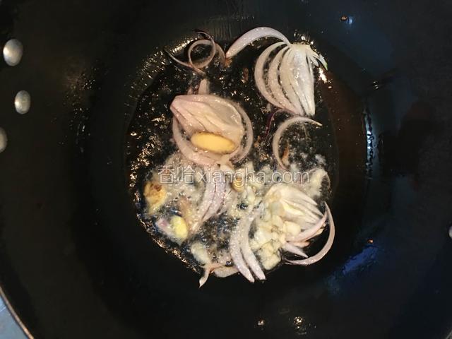 油锅烧热，葱姜蒜爆香。
