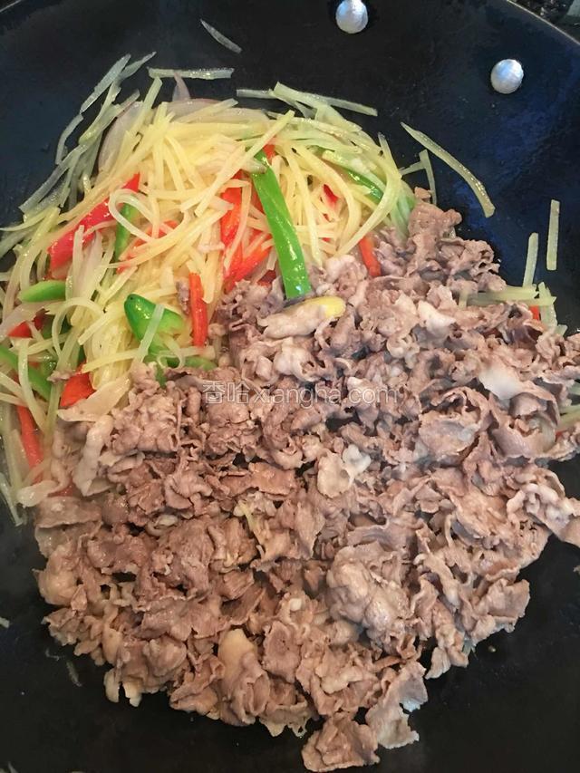 再倒入羊肉卷翻炒均匀。