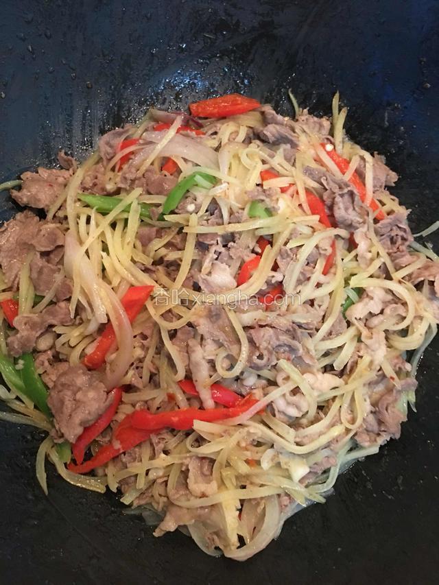 加入适量的盐和料酒，醋调味，翻炒片刻即可。