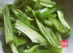 青椒炒虾糕的做法图解1