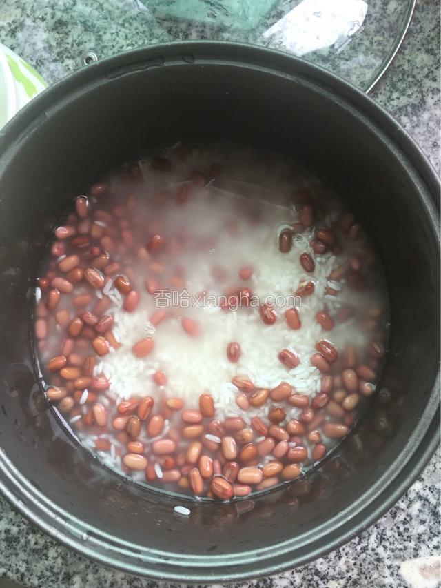 两者搅拌一起，放适量的盐