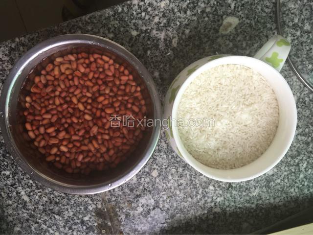 把红豆和糯米用清水泡一晚