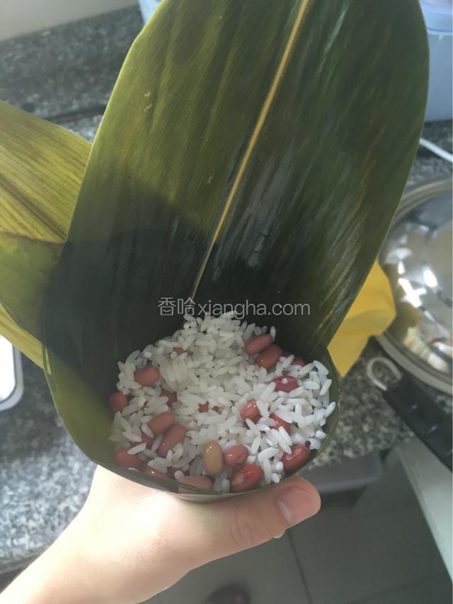 可以根据自己爱好放入红枣什么的。
但是，记住哦，一定要把米按结实。