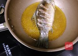 酸辣红烧鲫鱼的做法图解3