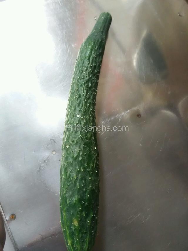 准备好黄瓜1条。