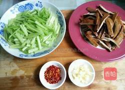 小芹菜炒湘干的做法图解2