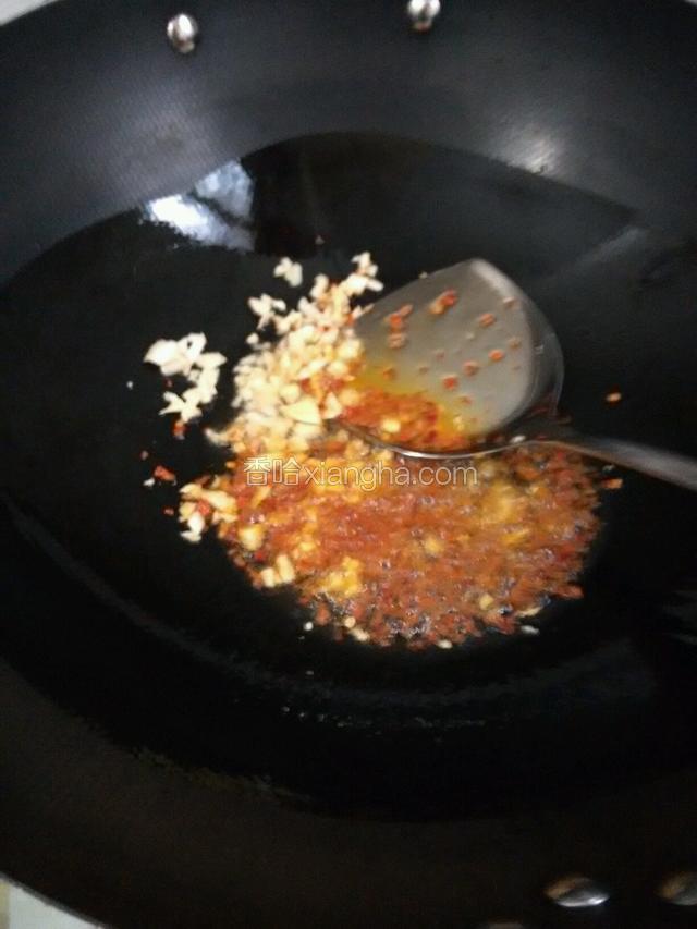 放入蒜跟辣椒爆香