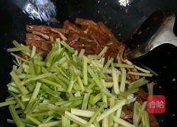 小芹菜炒湘干的做法图解6