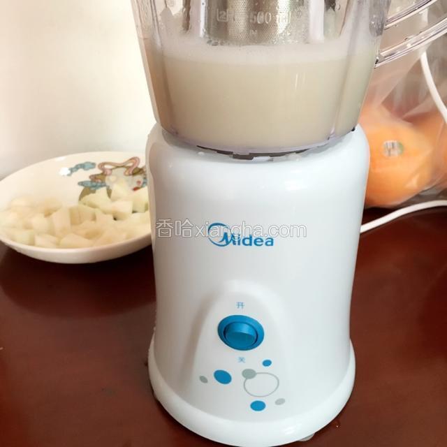 按下开关搅拌30秒，关掉开关，重复再搅拌一次至两次