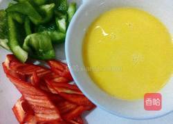 青红椒炒蛋的做法图解1