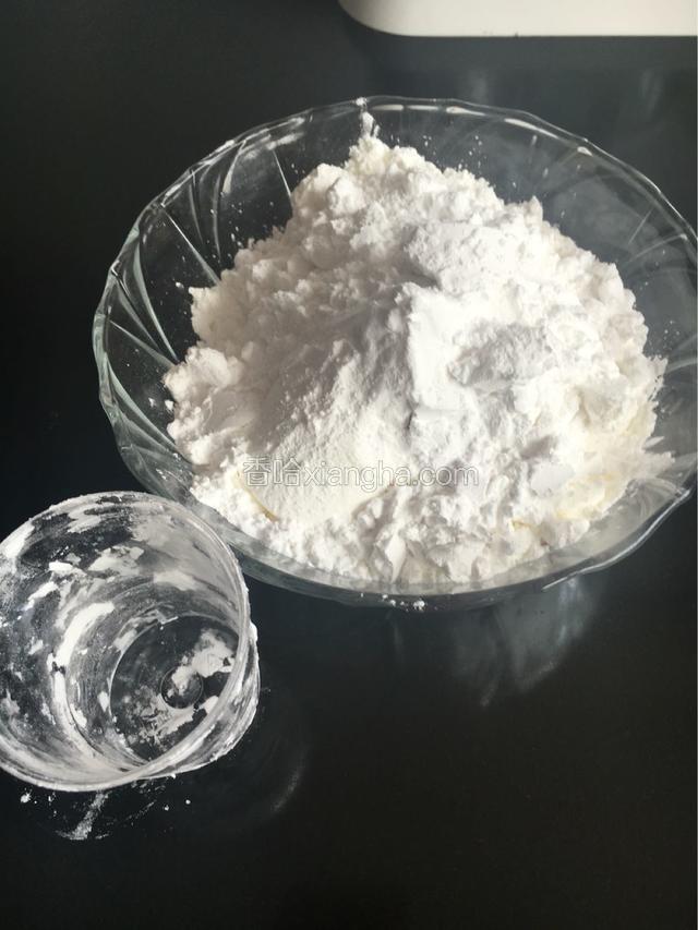 把肉放在一个容器里加入木薯粉  玉米淀粉  水  料酒  盐和鸡精