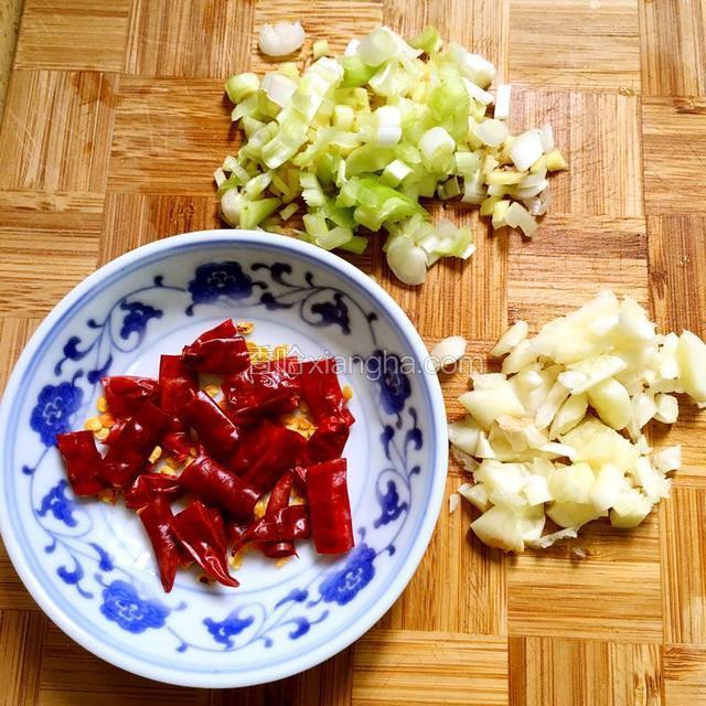 葱姜蒜辣椒切碎备用