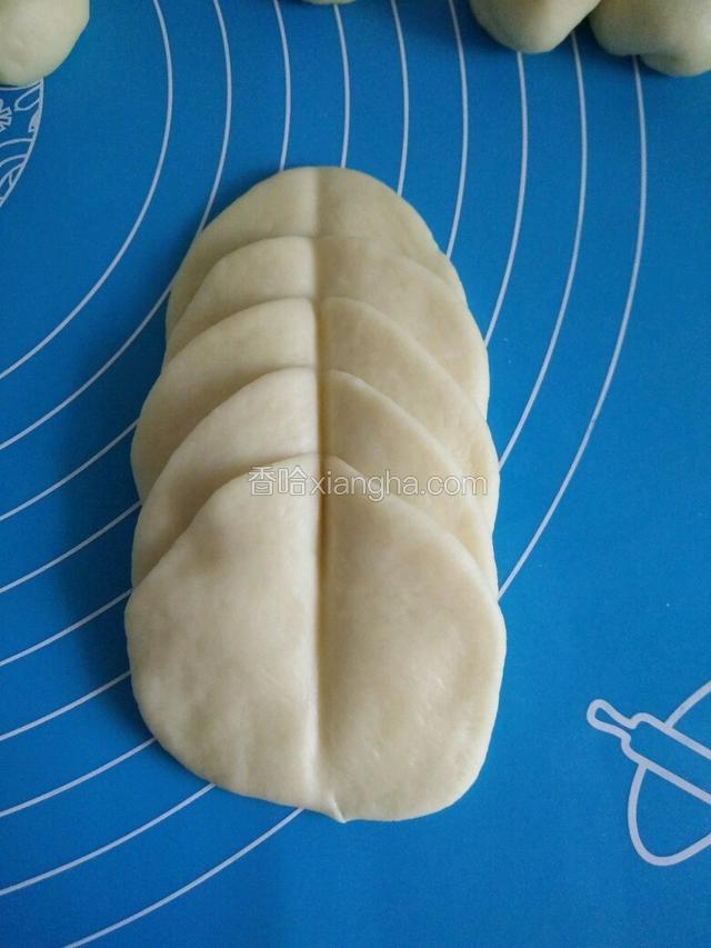 找一根筷子，去面饼的中间点压出一道印。