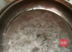银耳梨子汤的做法图解1