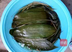 桂圆红枣葡萄干三角粽的做法图解1