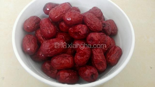 红枣洗净泡至一小时！