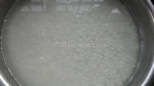 用凉水泡1-2个小时，喜欢劲道的减少泡至时间！
