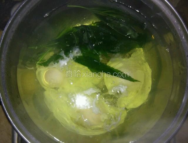 关小火，依次打入鸡蛋