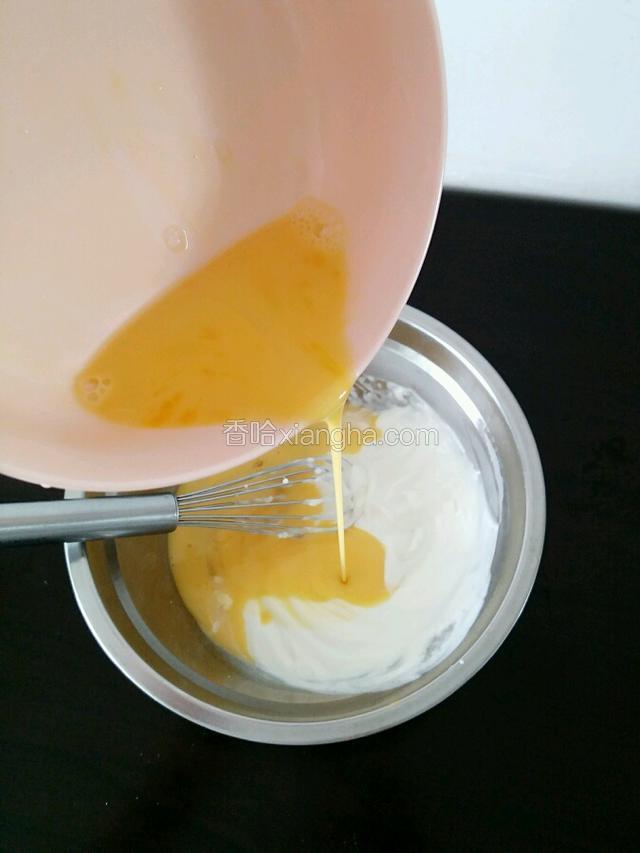 将蛋液倒入打发的奶油中继续搅打至均匀（鸡蛋一点点加）
