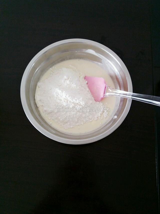 筛入低筋面粉和奶粉