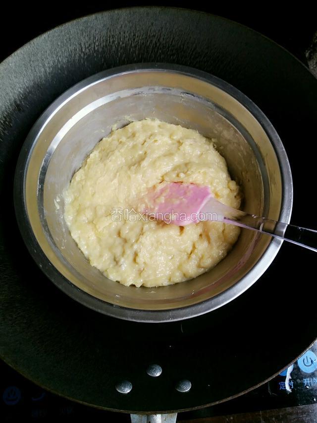 锅内加水烧热，将翻拌好的面糊隔水蒸熟，小火煮（要不停的用刮刀翻拌），注意水热不要汤到