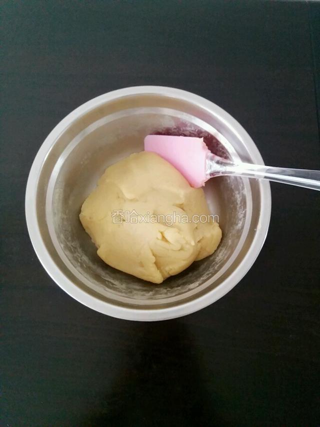 大概十分钟左右的样子，煮到刮刀翻拌时不粘面，可以揉成面团就好