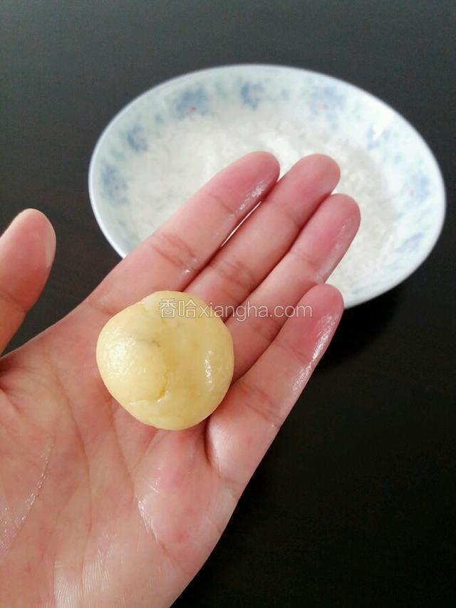 用勺子挖一块面揉成圆球