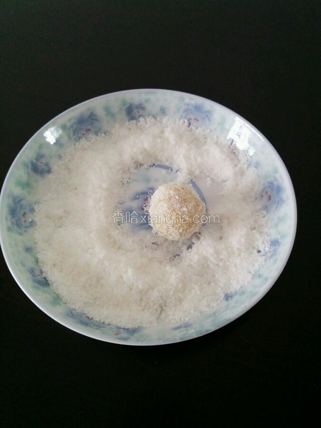 放到提前准备好的耶丝中滚几下，使整个表面粘上耶丝