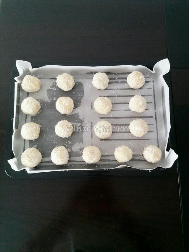 放入铺好油纸的烤盘中
