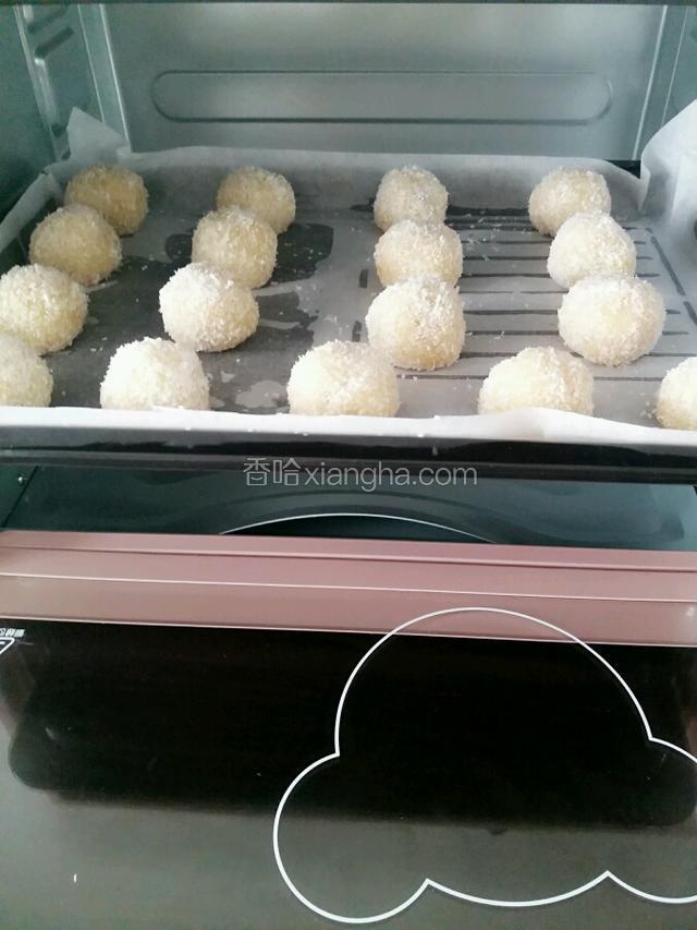 烤箱提前预热160度左右，入烤箱烤制20分钟即可