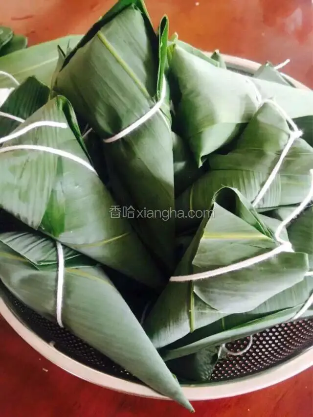 粽子形状可自由发挥哦。包好用绳子捆紧保证不漏米就行。