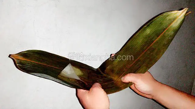 将箬叶往中间折