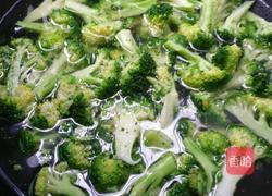 西兰花炒肉的做法图解2