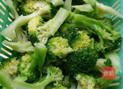 西兰花炒肉的做法图解3