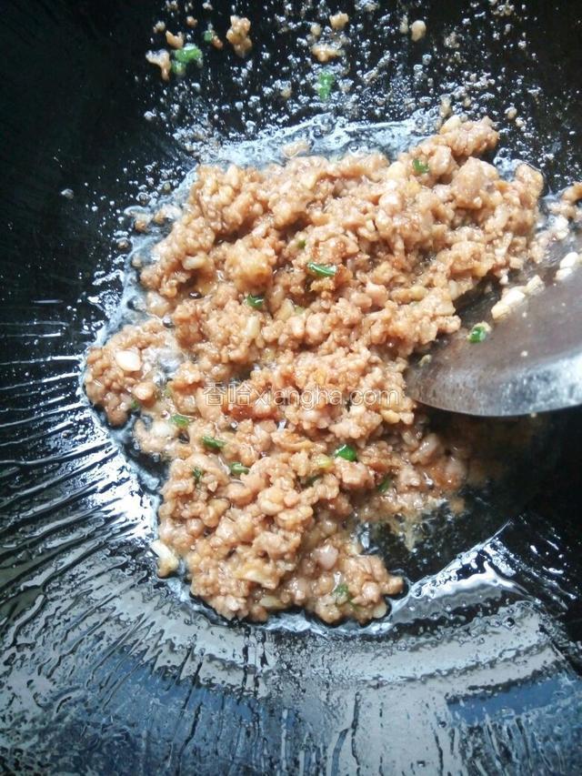 锅里加少许油，倒入腌好的肉馅炒熟。