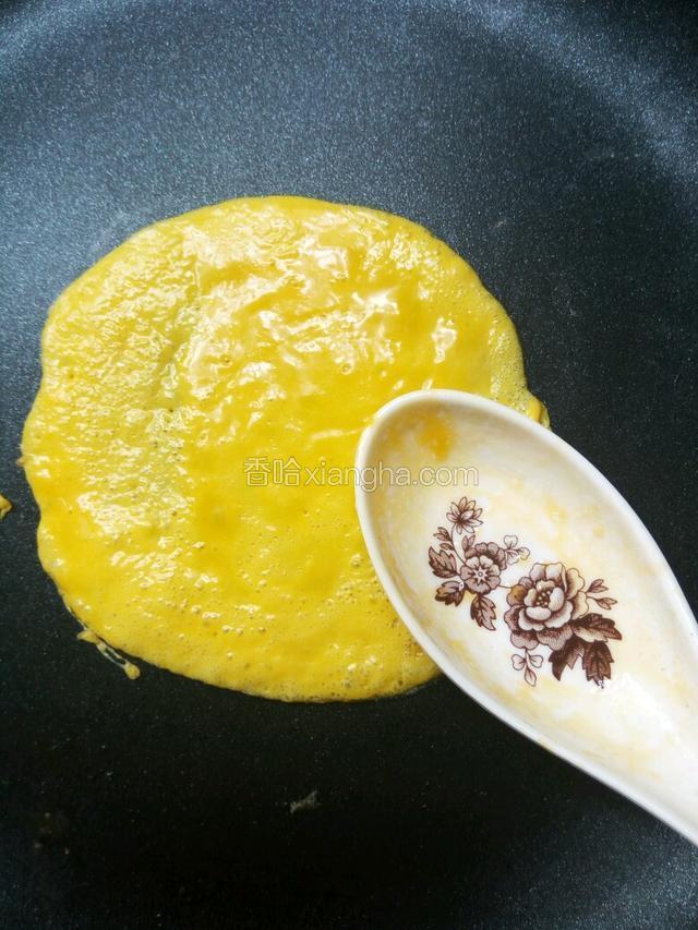 不粘锅平底锅先不要开火，冷锅，不需要放油，用小勺舀一勺鸡蛋液，顺时钟方向，由外向内划满成一个小圆圈圈做蛋皮。