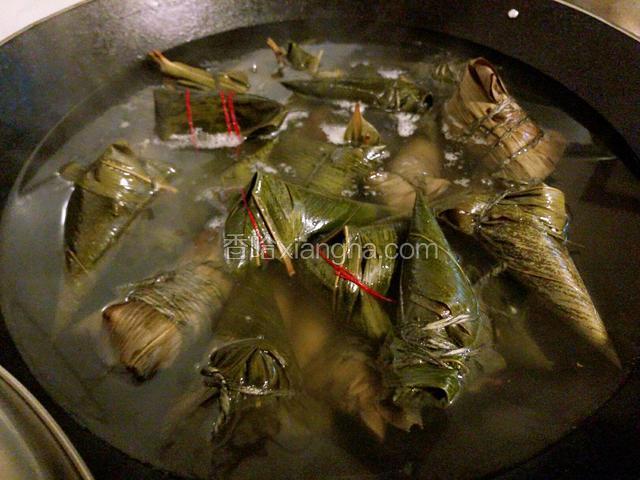 将粽子放入锅中，加入足量清水没过粽子略高出一部分，加盖大火烧30分钟后转小火再煮10分钟即可。（具体时间要根据粽子的大小或量多少来调整。）