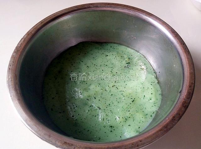 冷藏后的凉粉盆，这是今天早上从冰箱里拿来的，冷藏完了颜色变淡哦，
